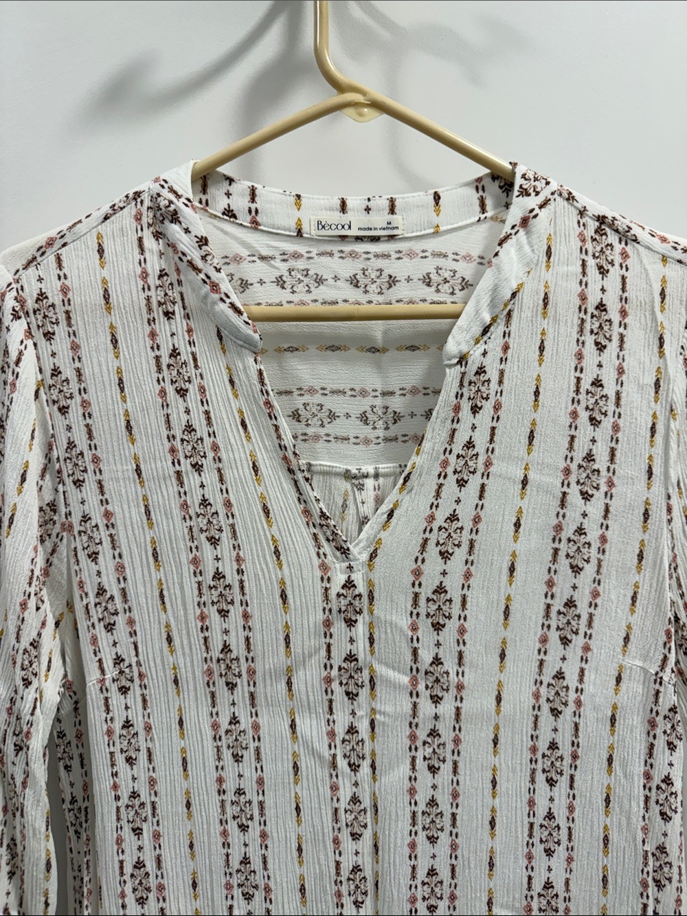 BE COOL White Long-Sleeve V-Neck Shirt with Brown & Gold Stripes